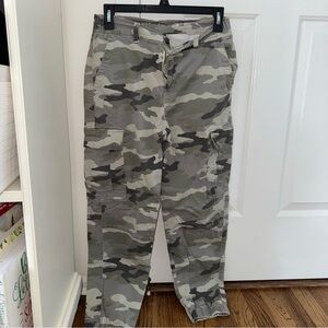 ⭐️American Eagle Outfitters Women's Camouflage Cargo Pants